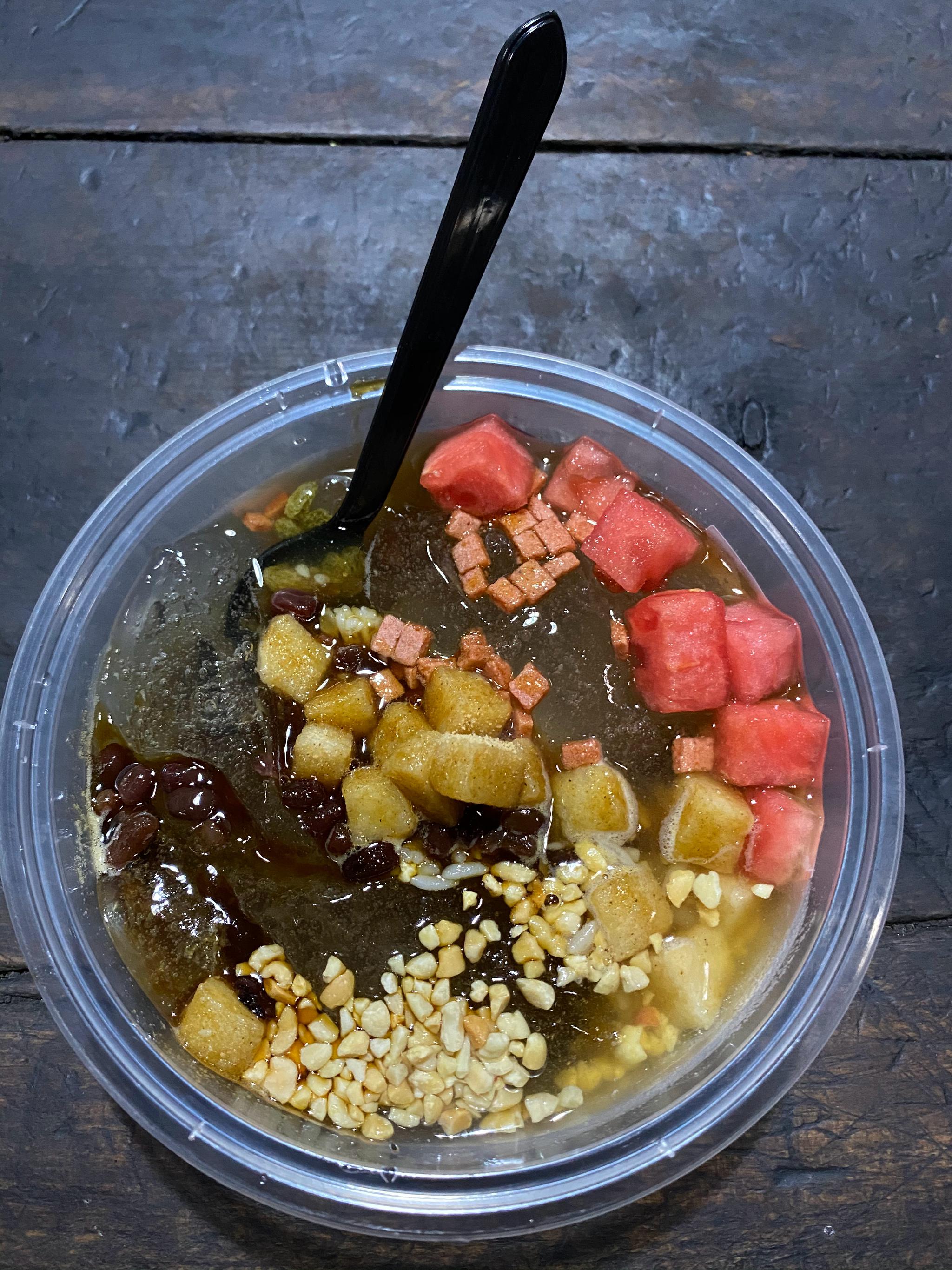 四川的冰粉真好吃,口味最好的就是手工搓的,有气泡,口感最好