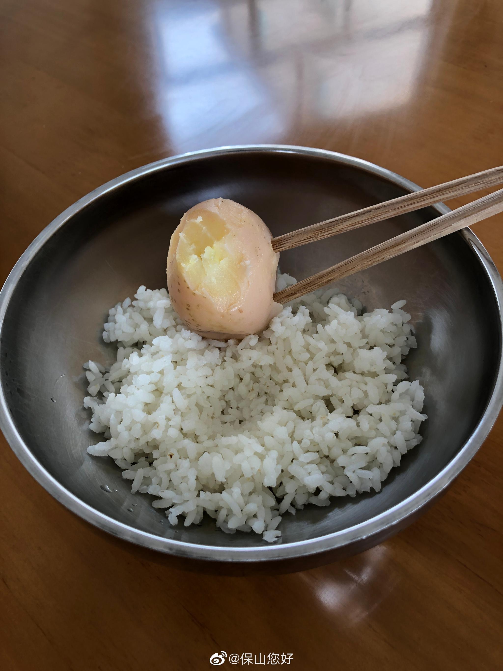 手里捧着窝窝头