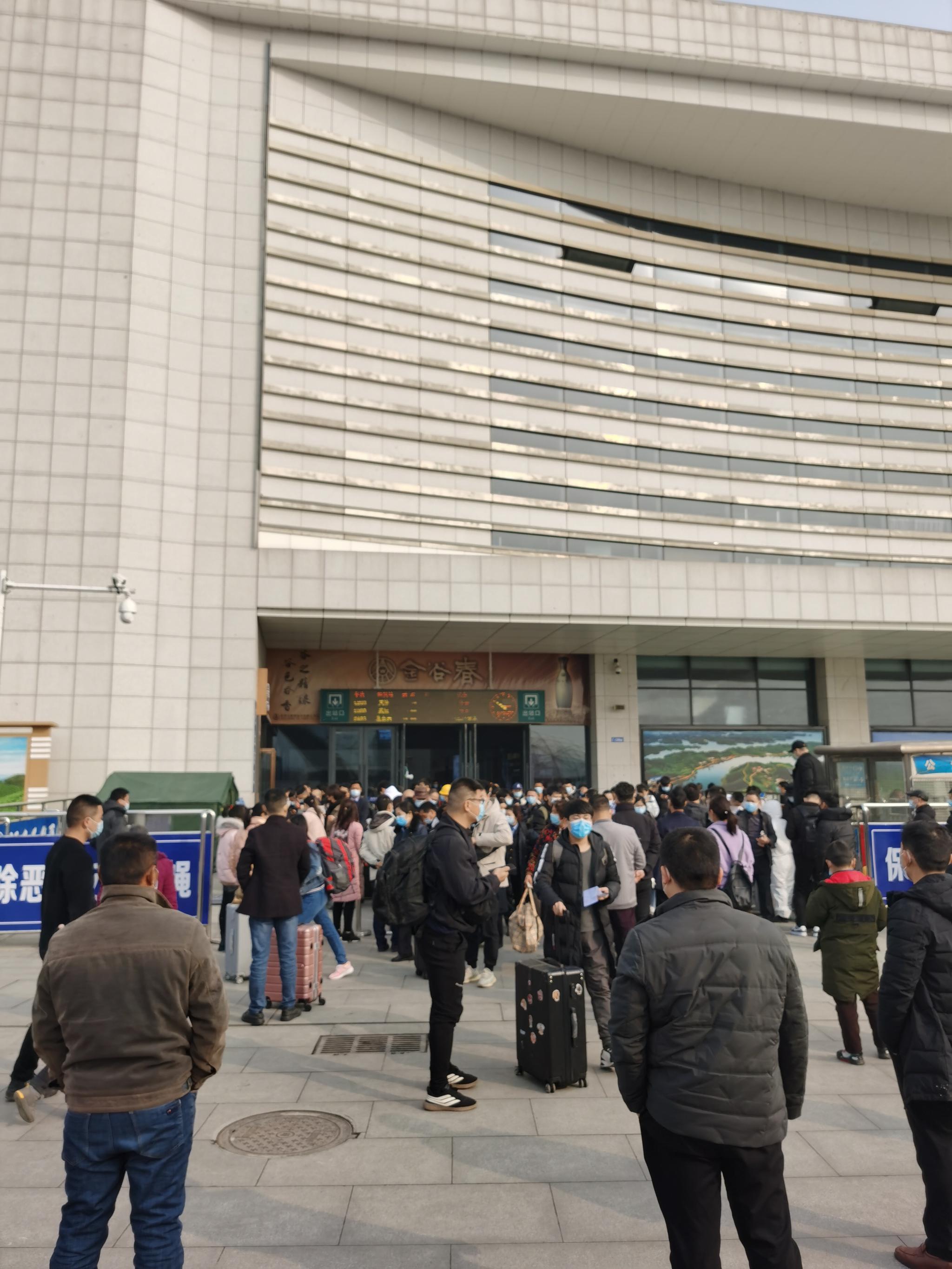 临近春运,信阳东站出站口返乡旅客增多