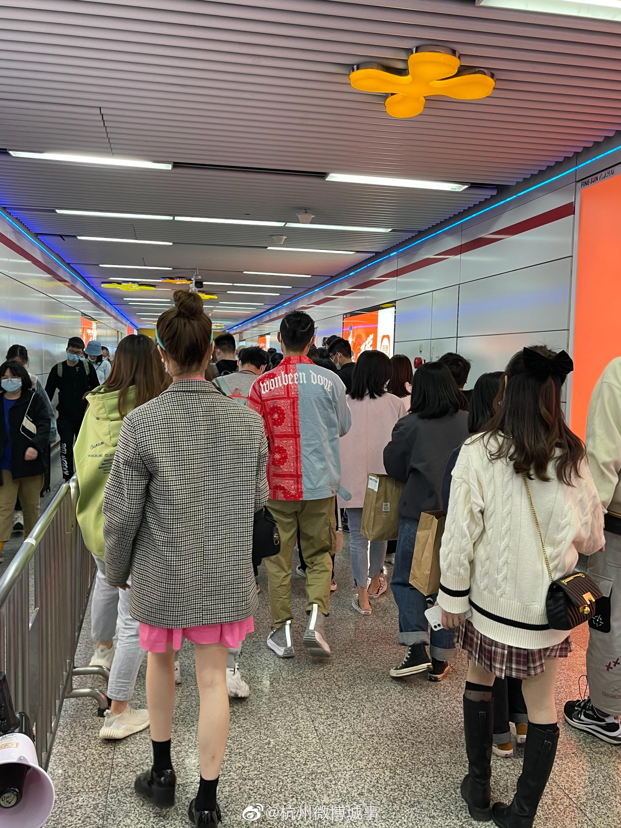 节假日杭州地铁站有多挤