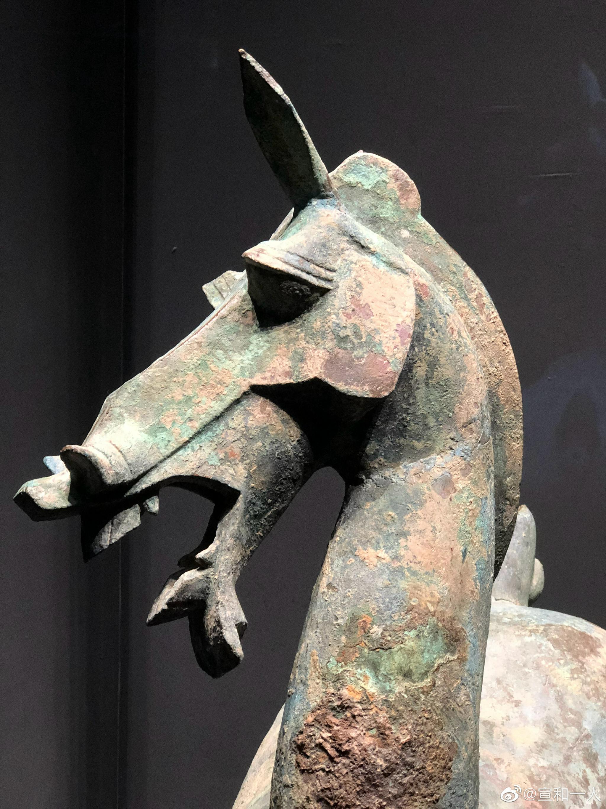 保定防陵汉墓的两尊东汉铜马,昂首竖耳,似为嘶鸣