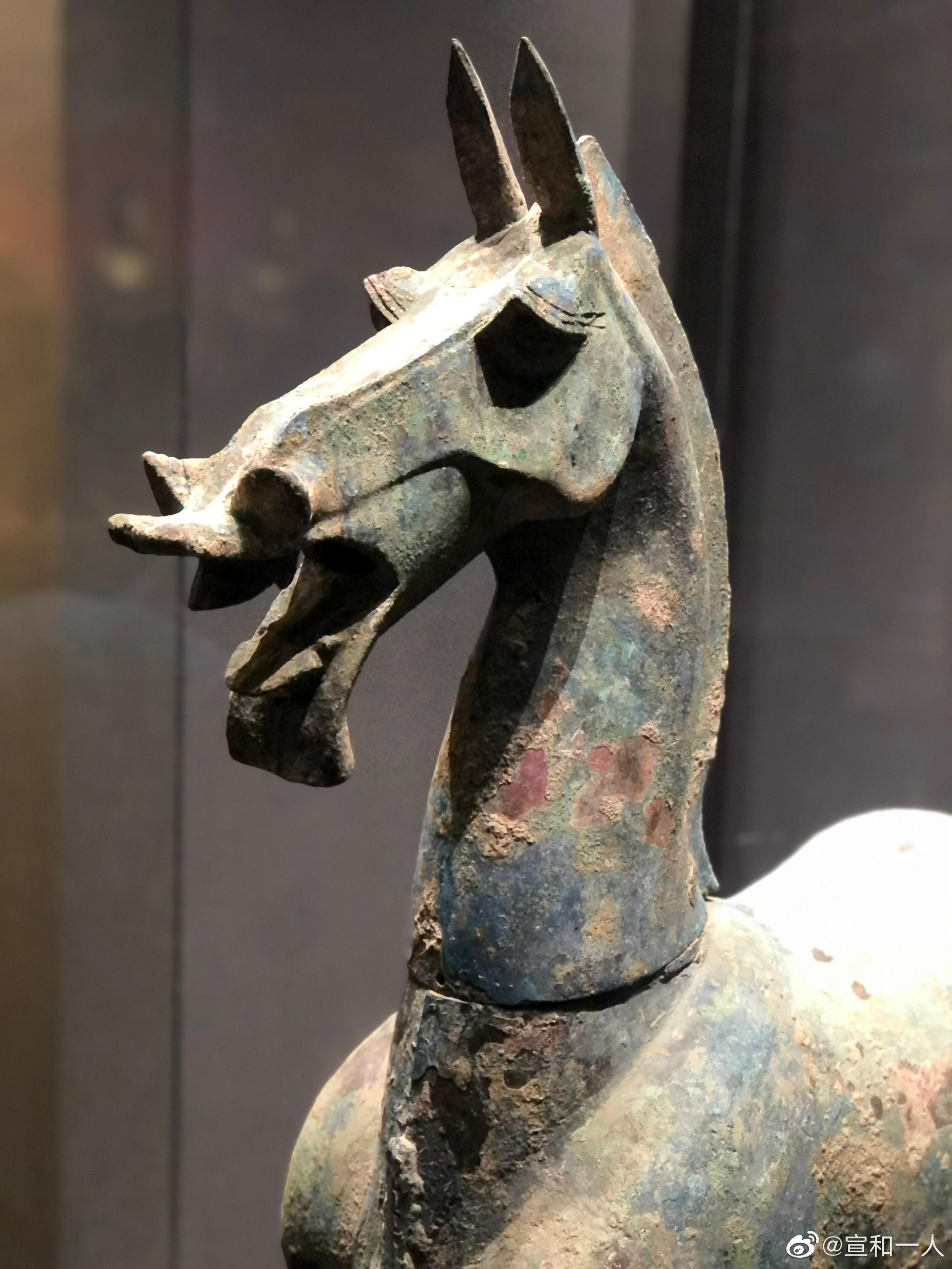 保定防陵汉墓的两尊东汉铜马,昂首竖耳,似为嘶鸣,动态感十足