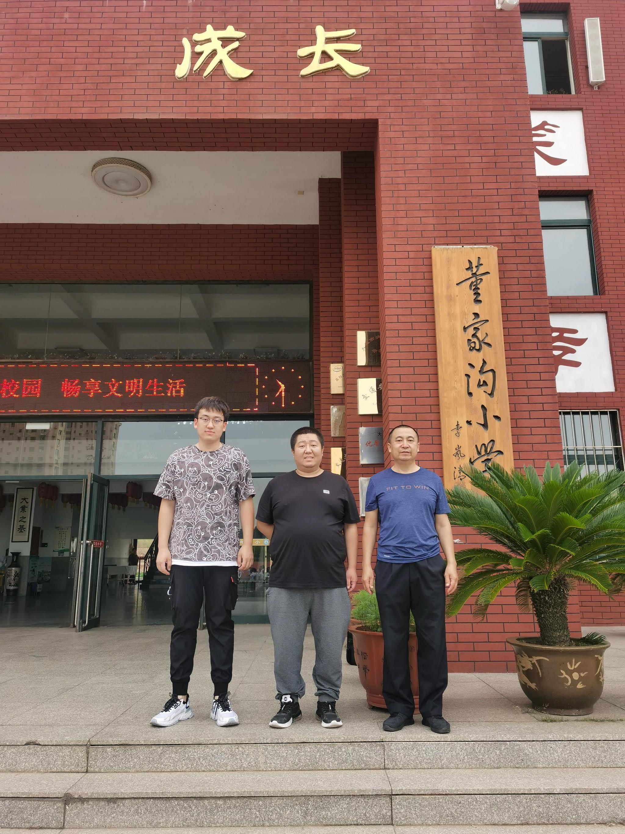 好心人王某是一家私立孤儿院的院长,家中收留了10多个像莫某一样无家