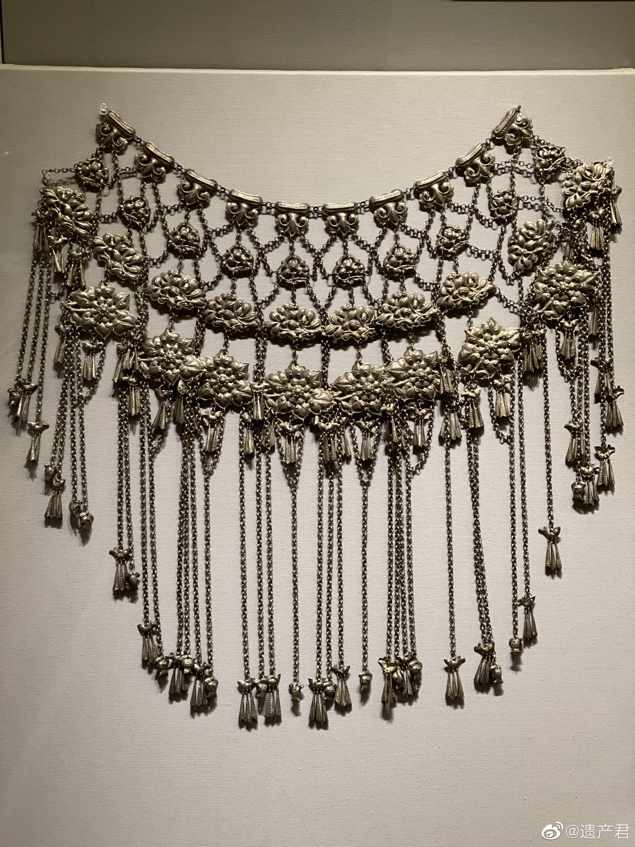 云南地区少数民族的传统银饰品很喜欢看少数民族的这类首饰