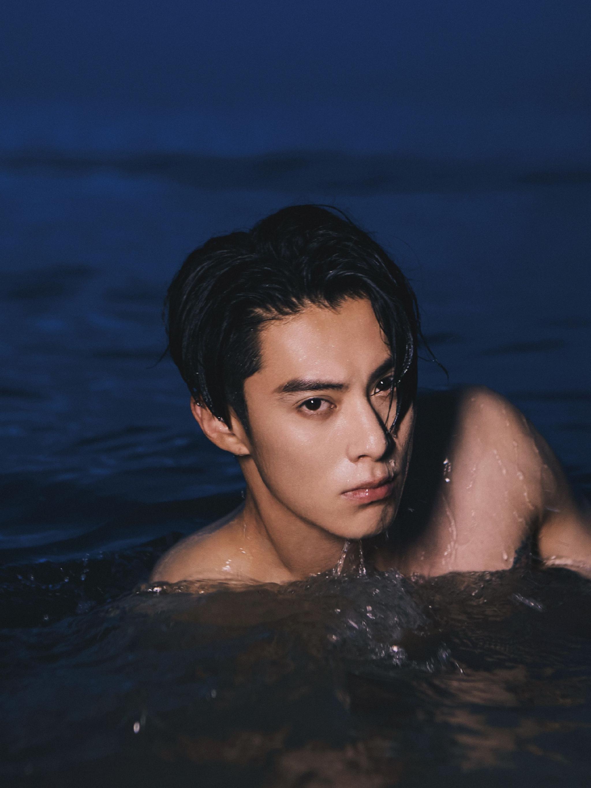 王鹤棣光影流动大片释出这个肌肉线条也太绝了吧