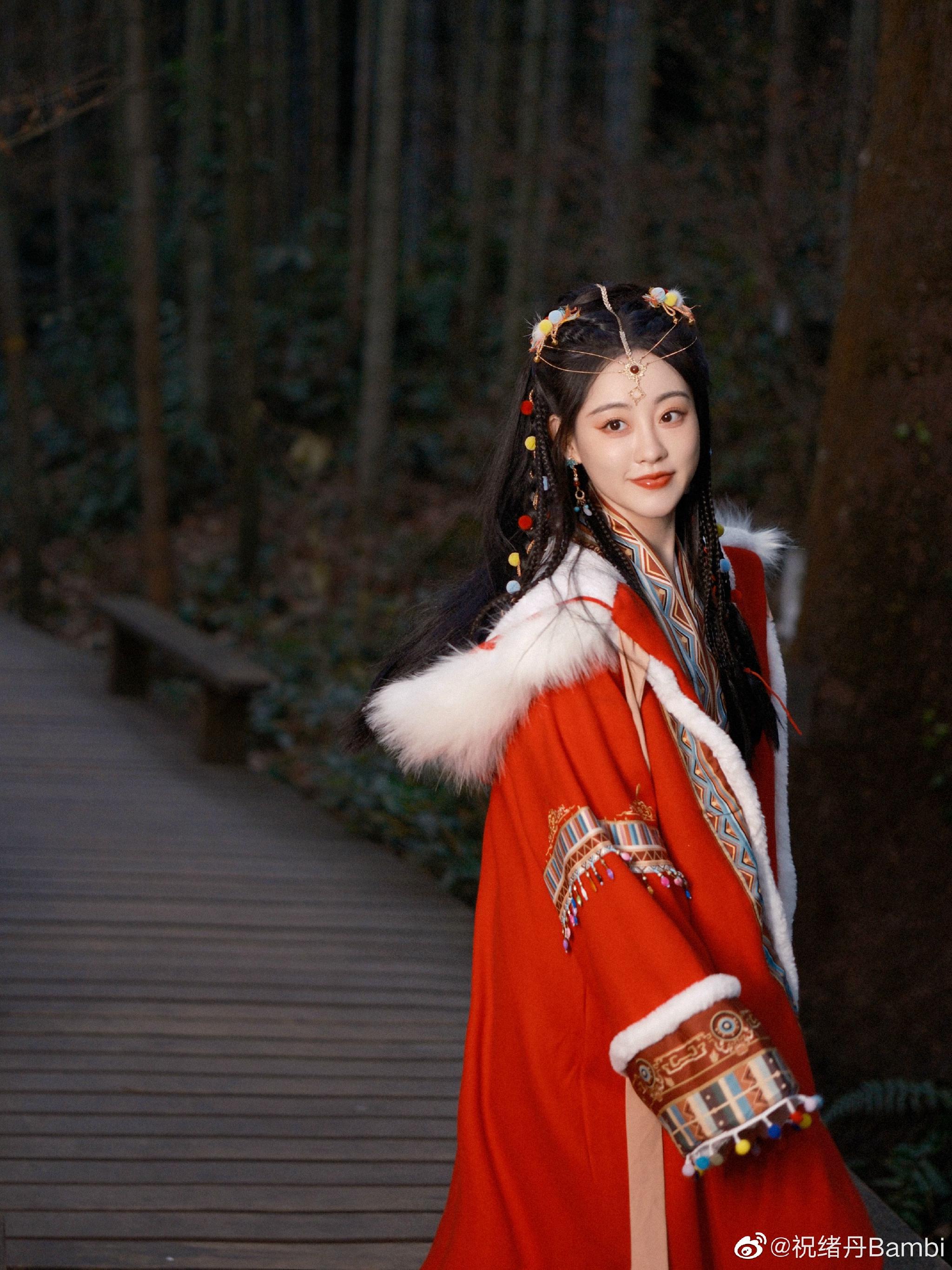 所谓伊人在水一方祝绪丹红衣造型从画中走出的明媚少女