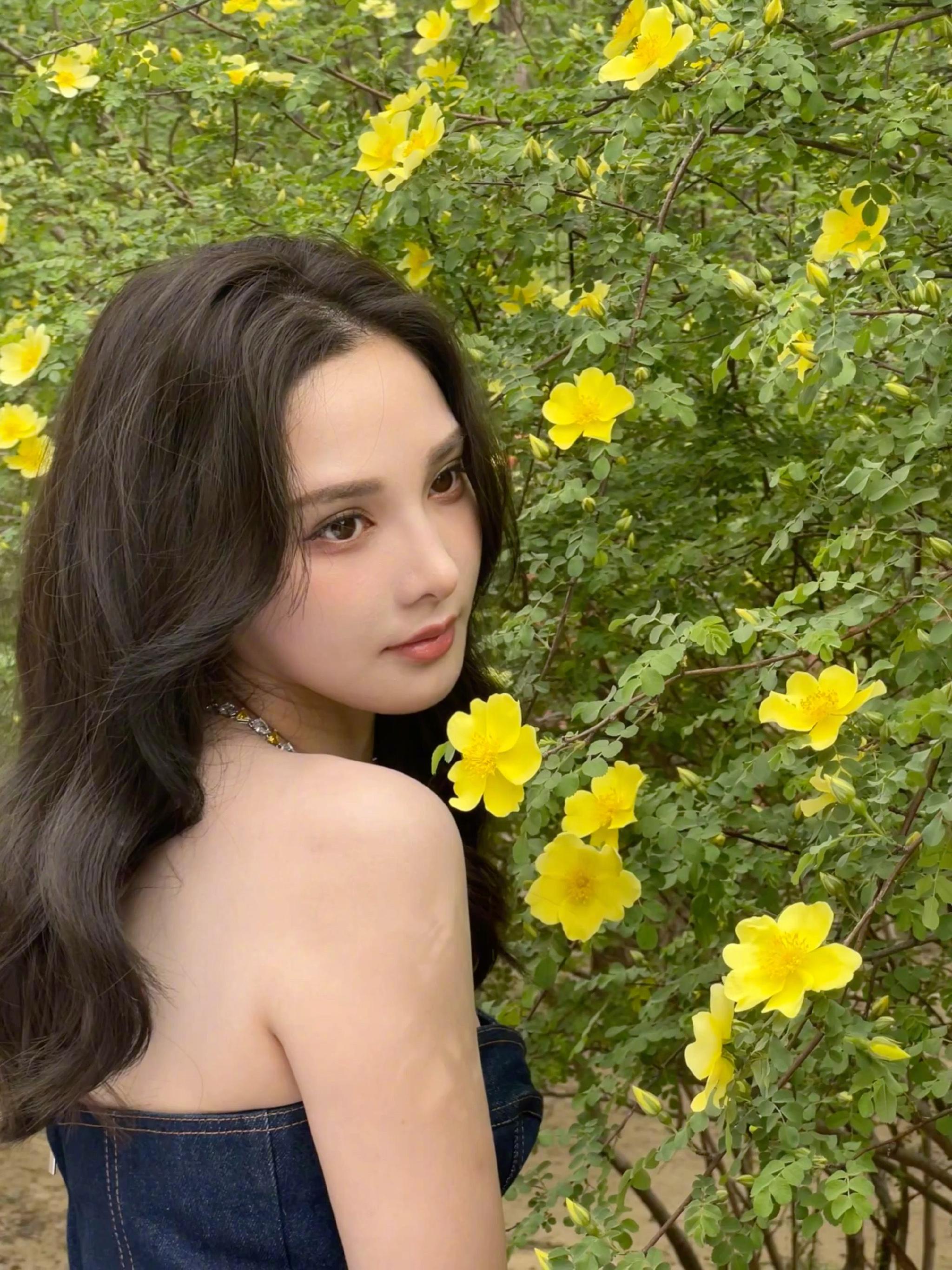 来看看@彭小苒 这组踏春精修图和原相机直出的live生图对比……_高清