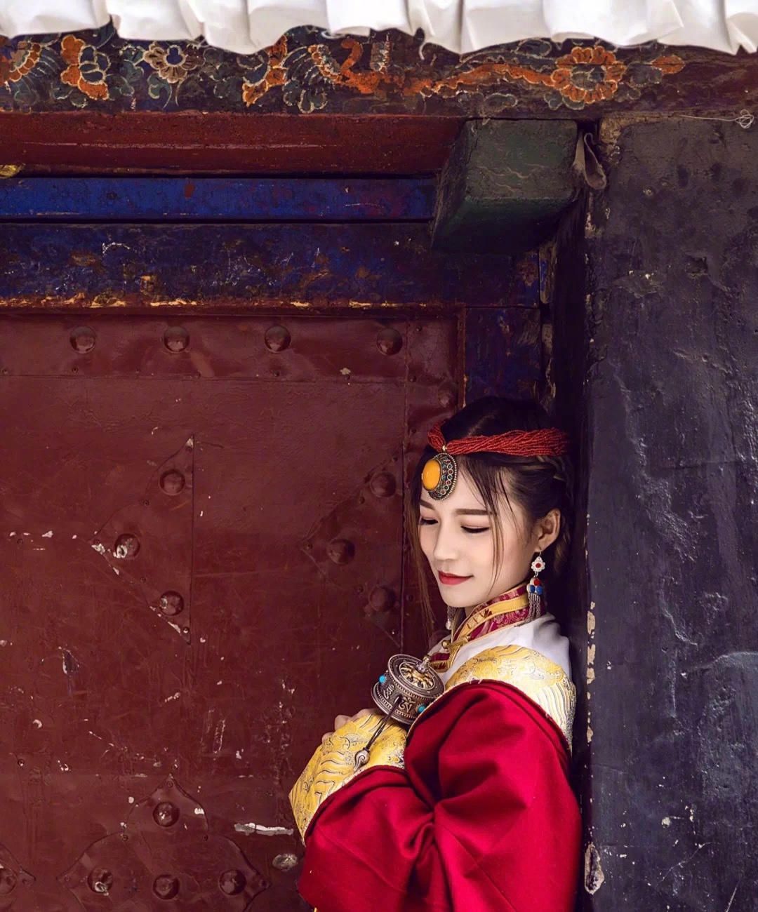 来自藏族的康巴服