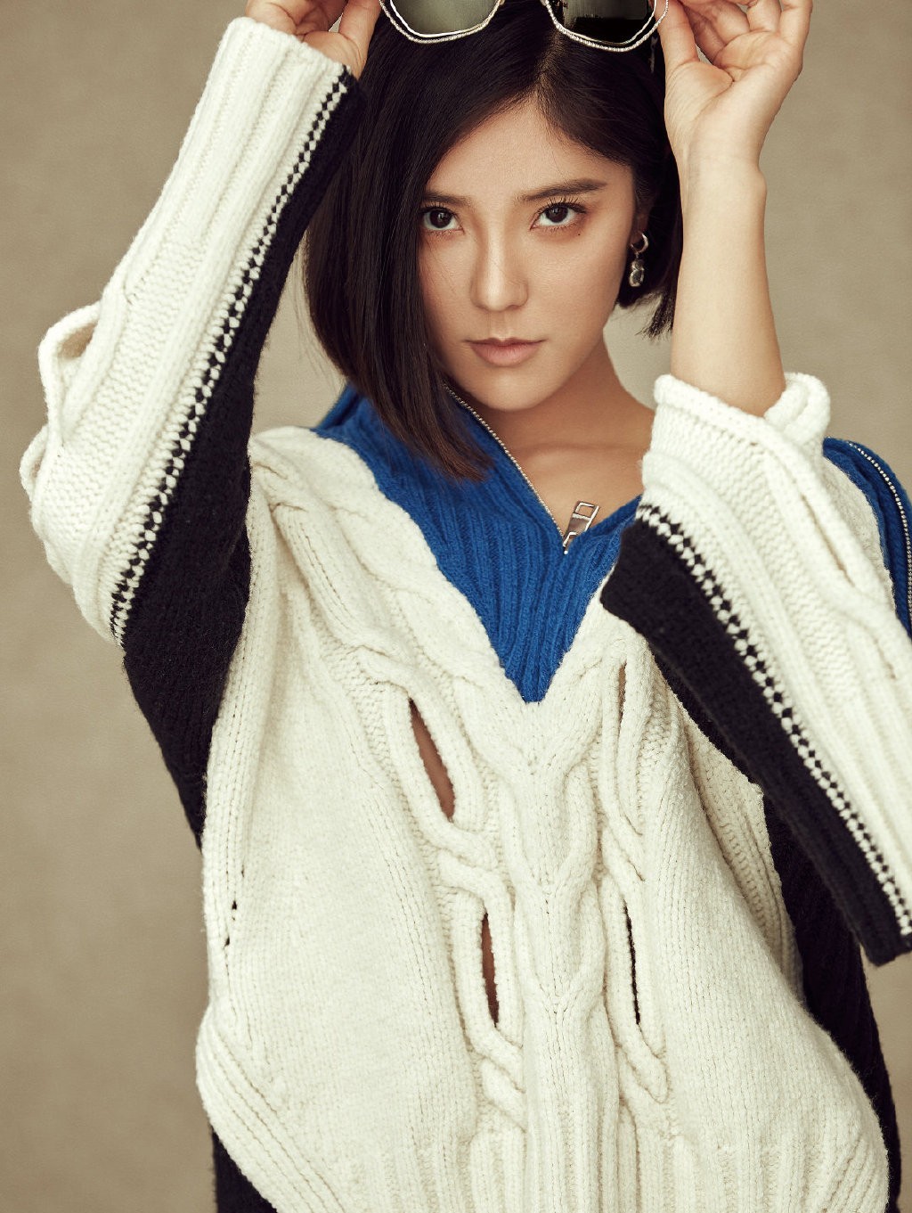 她是曾经的宅男女神,今穿黑色连衣裙配高跟鞋,脚背都成90度了|赵奕欢