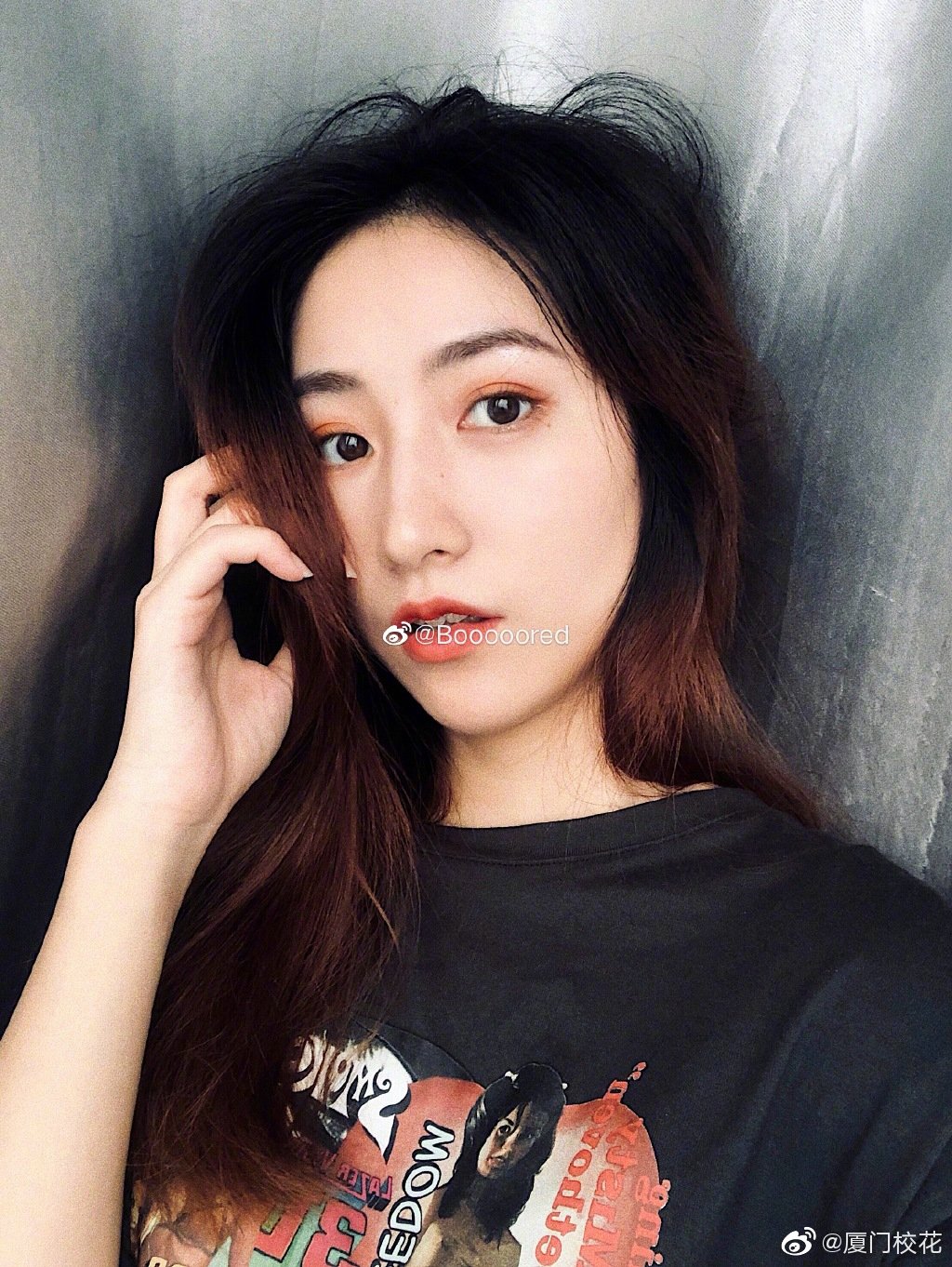 她叫雅琳,就读于广西外国语学院,身高161cm,爱好旅游
