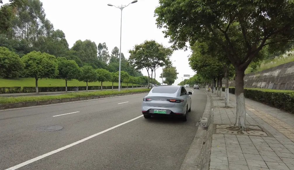 在经过一些细碎路段时,车辆能够有效地过滤震感,不会出现明显的"弹跳"