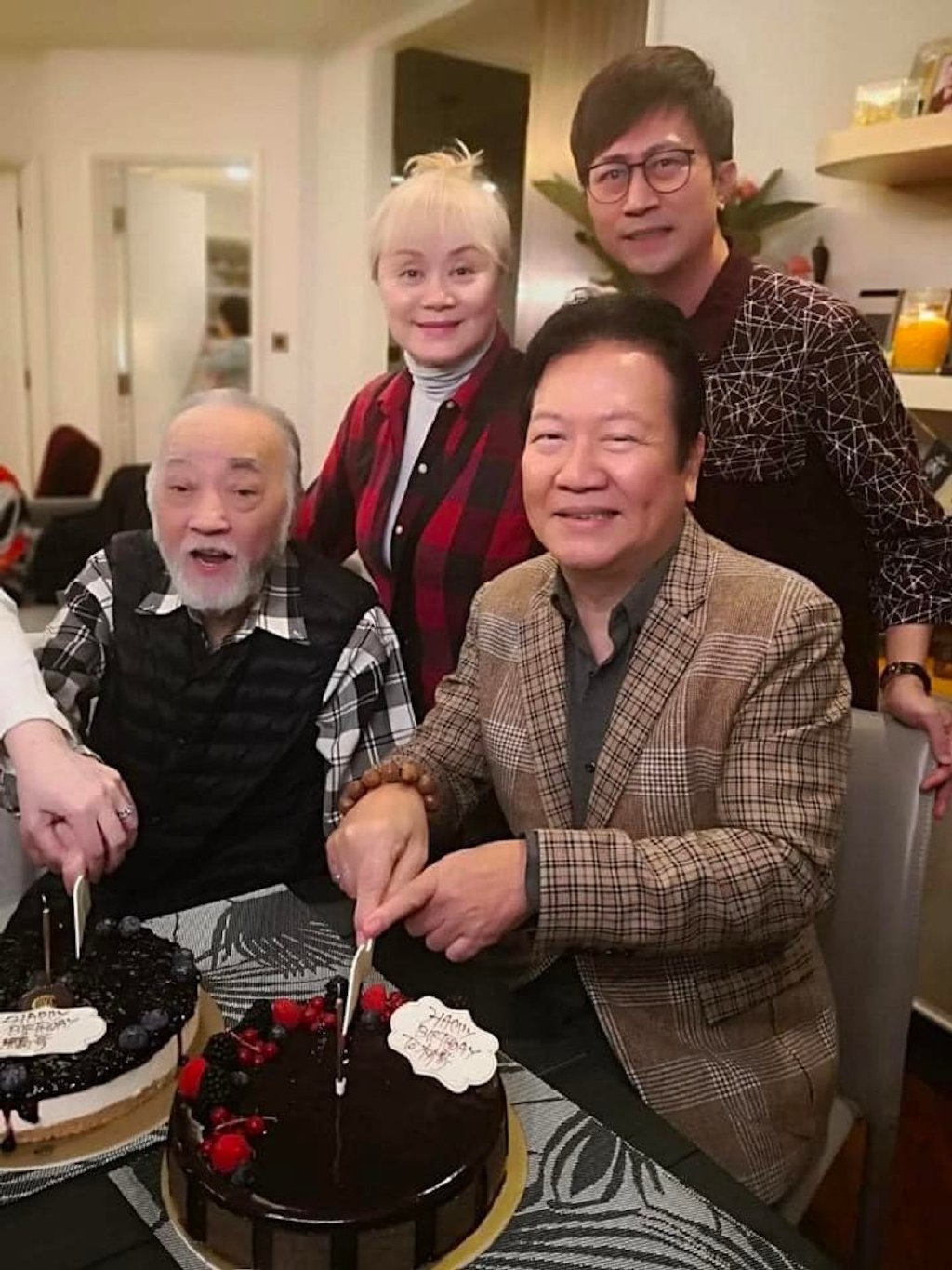 TVB艺人卢海鹏庆81岁生日,头发花白身形憔悴,状态不如90岁胡枫|卢海鹏|胡枫|身形_新浪新闻