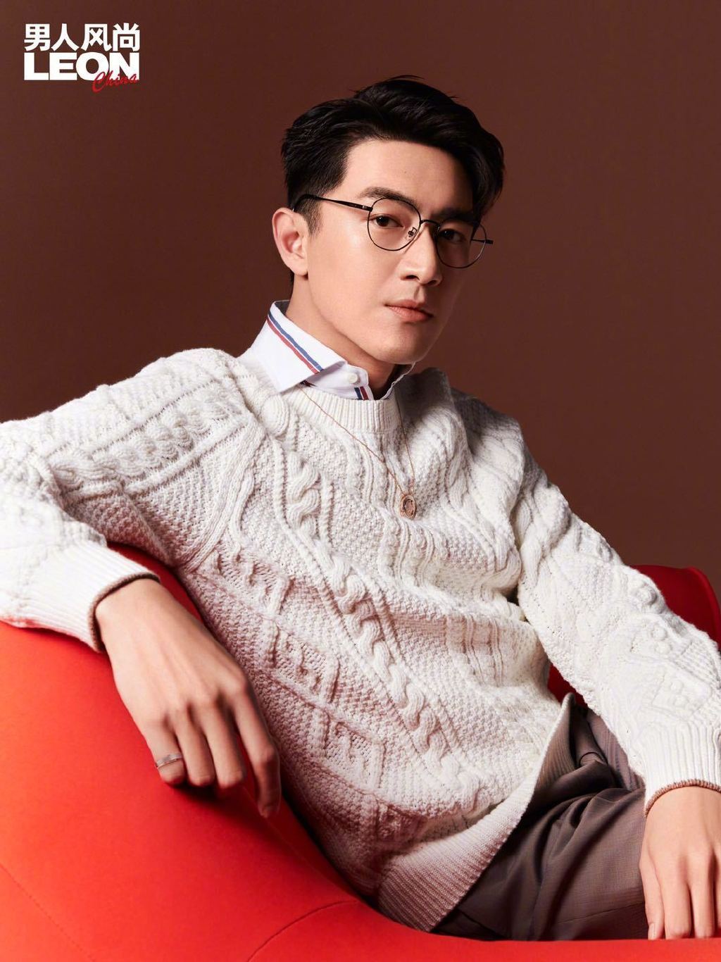 林更新身着休闲或正装,再搭一副眼镜,让你自动带入