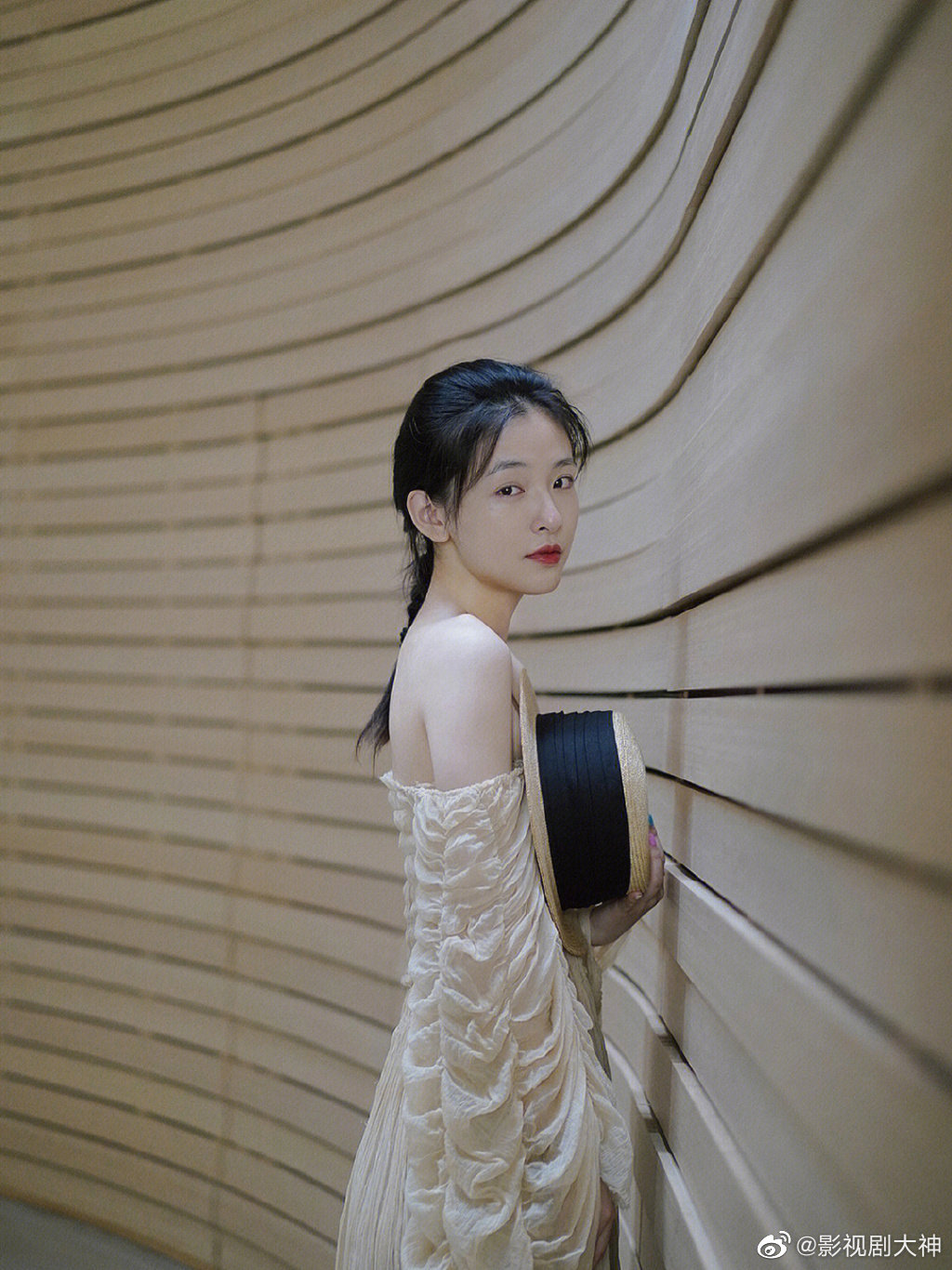 吴倩最新写真照来啦!抹胸纱裙好美,笑得好灿烂!__财经头条