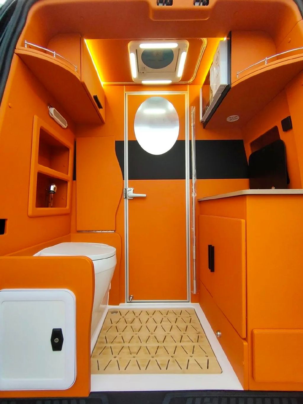 后置厨卫 电动吊床 趣蜂b680plus房车 双重舒适享受