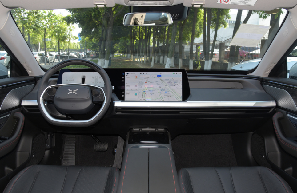 内饰设计小鹏p7的尾部造型与前脸设计相呼应,整体运用比较超前的设计