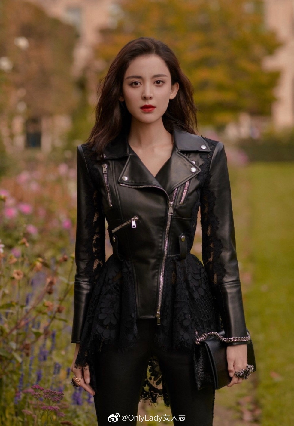 又到了男女通吃的皮衣外套出街的时候,搭配起来酷劲儿十足