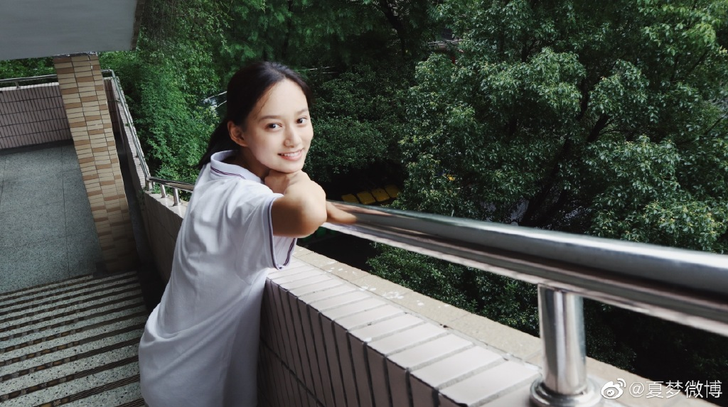 北电大一新生合影,张子枫穿练功服c位出镜,滤镜下妆容却被吐槽