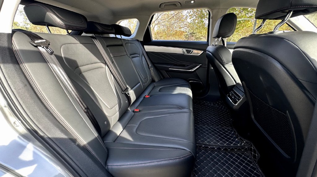 高颜值大空间动力表现惊喜实车体验奔腾t99