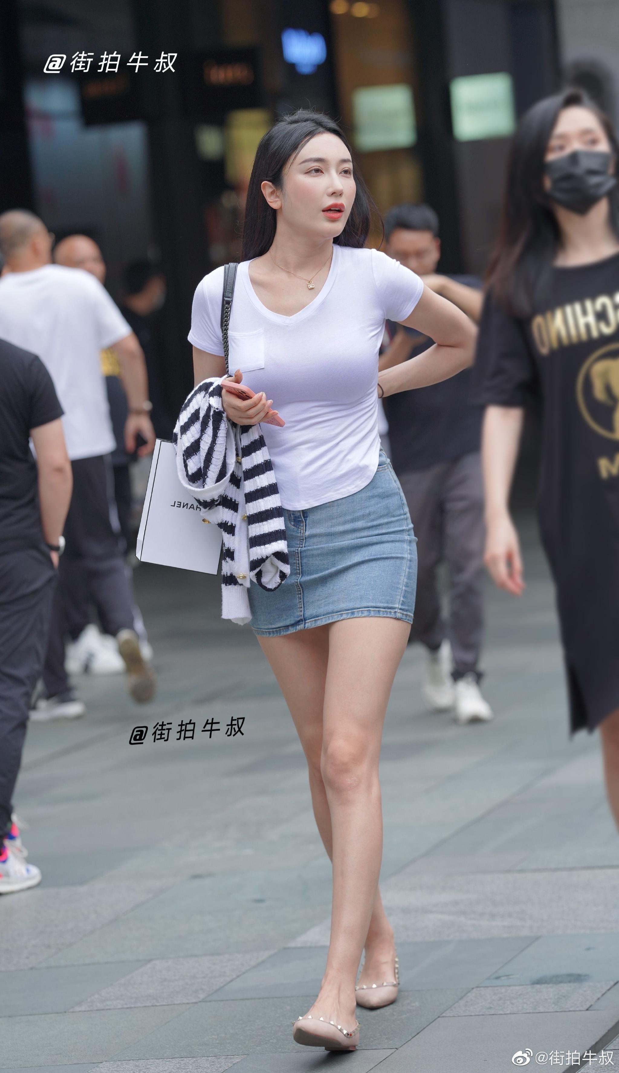 美女穿着白色的时尚紧身t恤出街