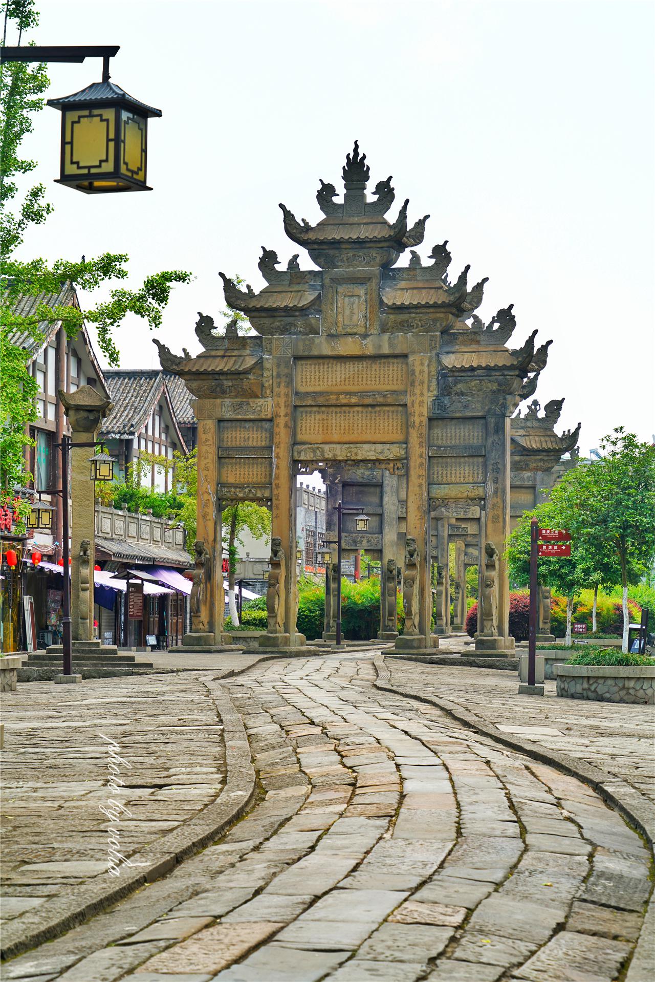也许真的只有在疫情期间才能看到如此清寂,静谧的隆昌石牌坊群