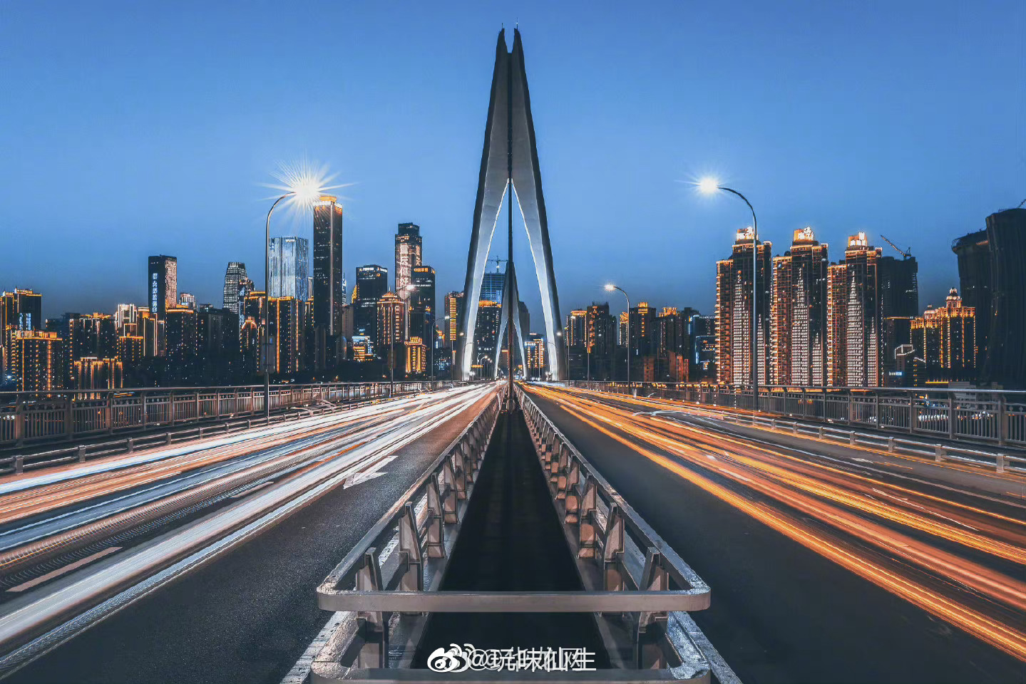 今天,完全对称日,来欣赏下重庆对称风景之美