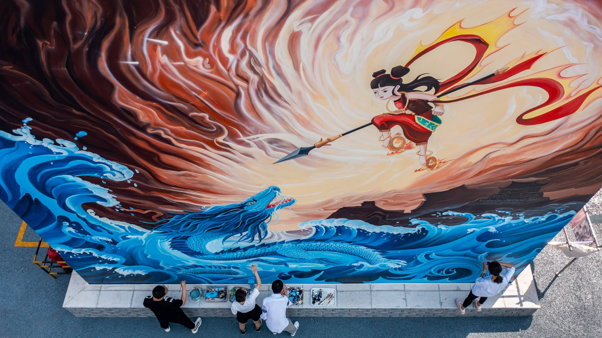 4月29日,在云南省玉溪市红塔区共美家园小区,"墙画师"在给墙画《哪吒