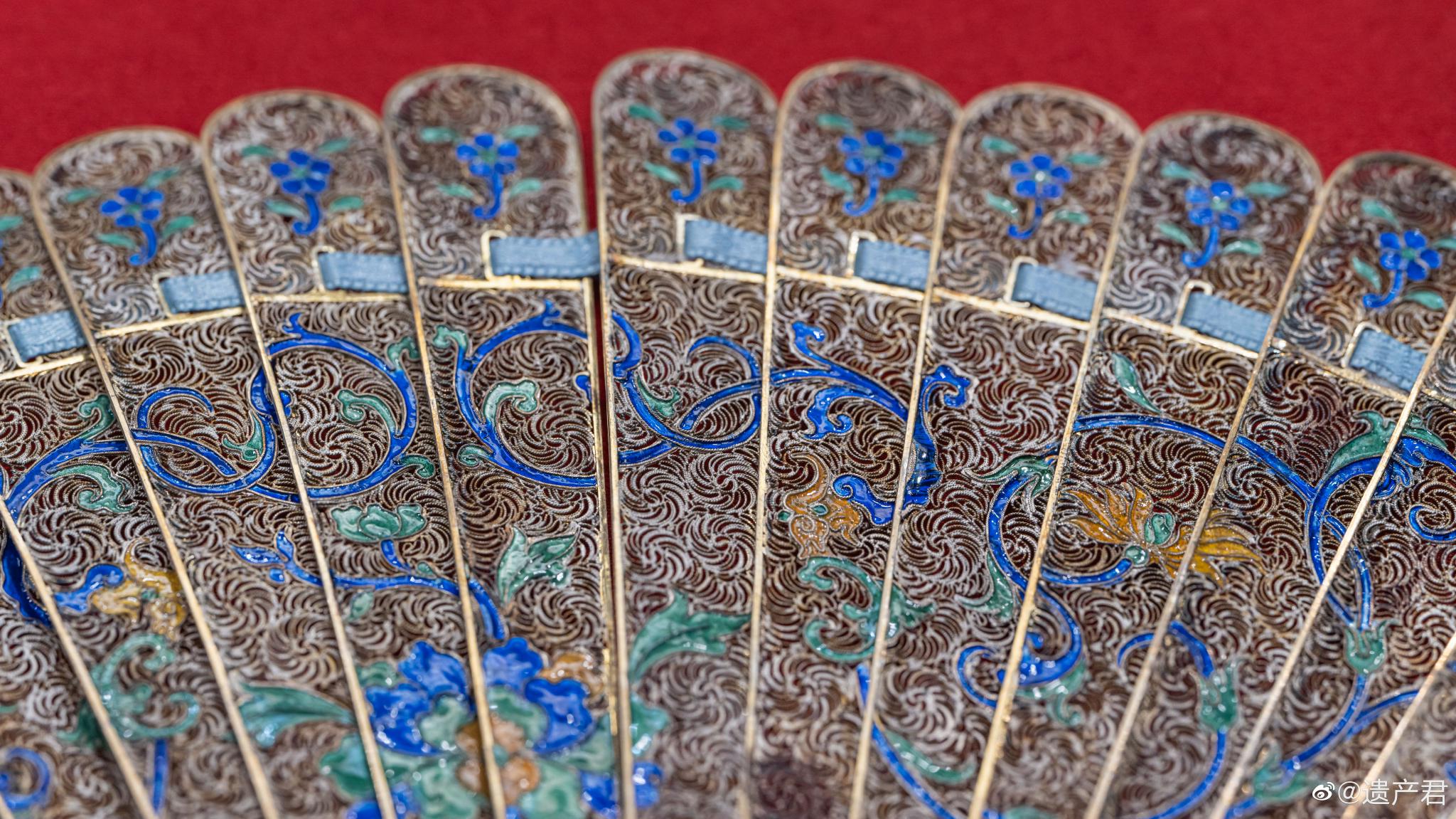 广州地区出口西方的外销品,扇骨采用了极为细腻繁复的累丝工艺制作,再