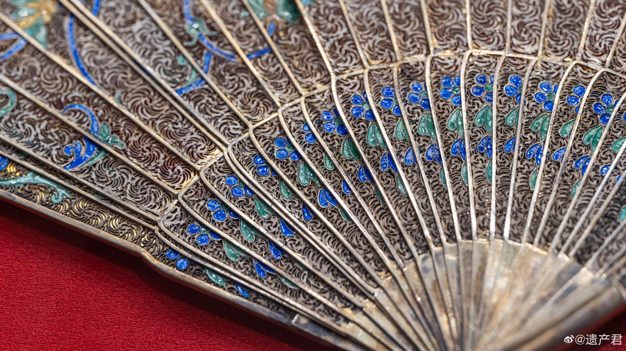 广州地区出口西方的外销品,扇骨采用了极为细腻繁复的累丝工艺制作,再