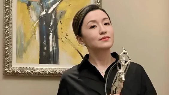 秦雯和王家卫录音事件失焦,碎嘴子不重要,秦雯袭警后捞人是关键|秦雯|王家卫_新浪新闻