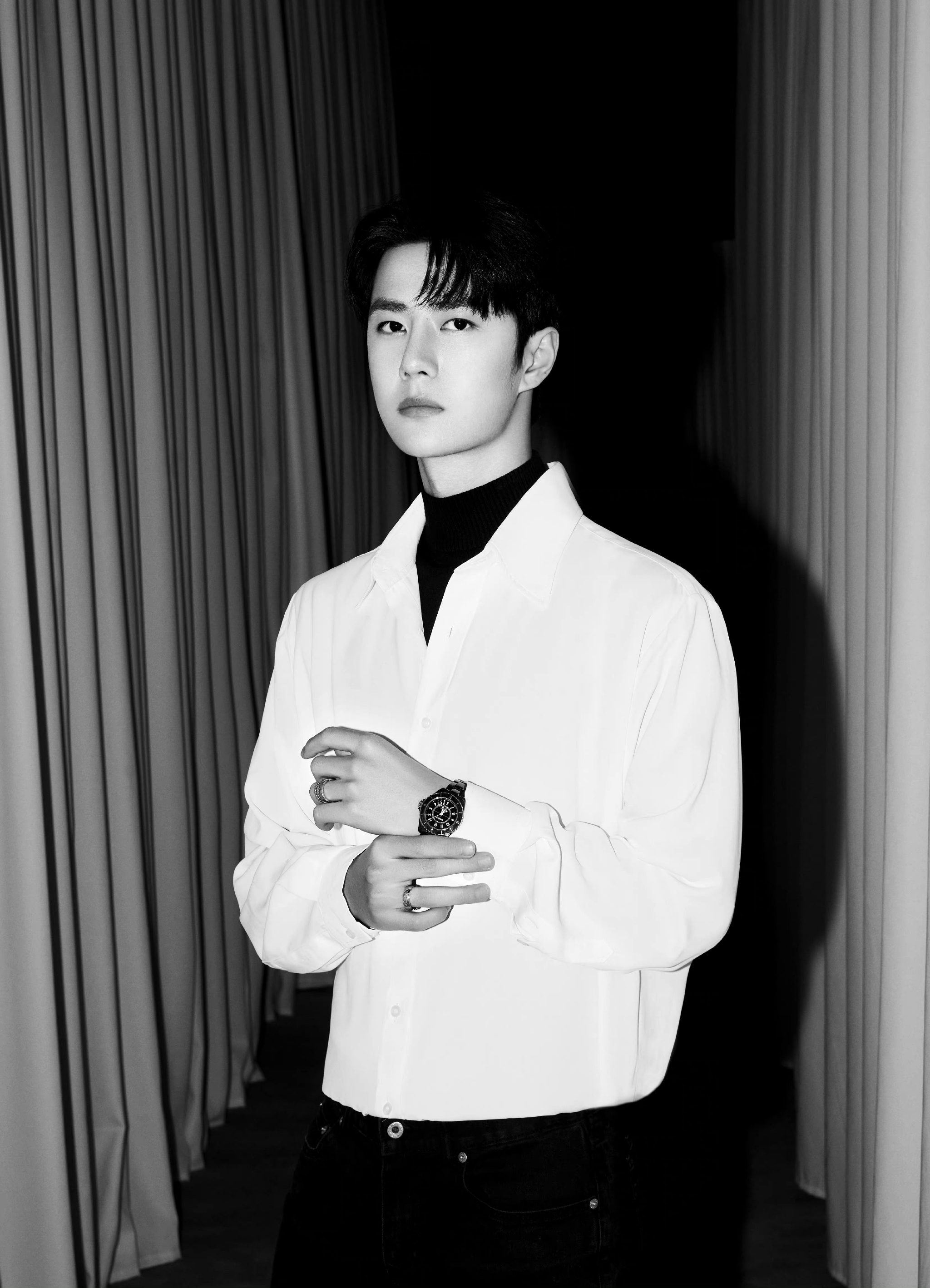 王一博未曝光库存照白衬衫黑色内搭酷飒十足的王一宝