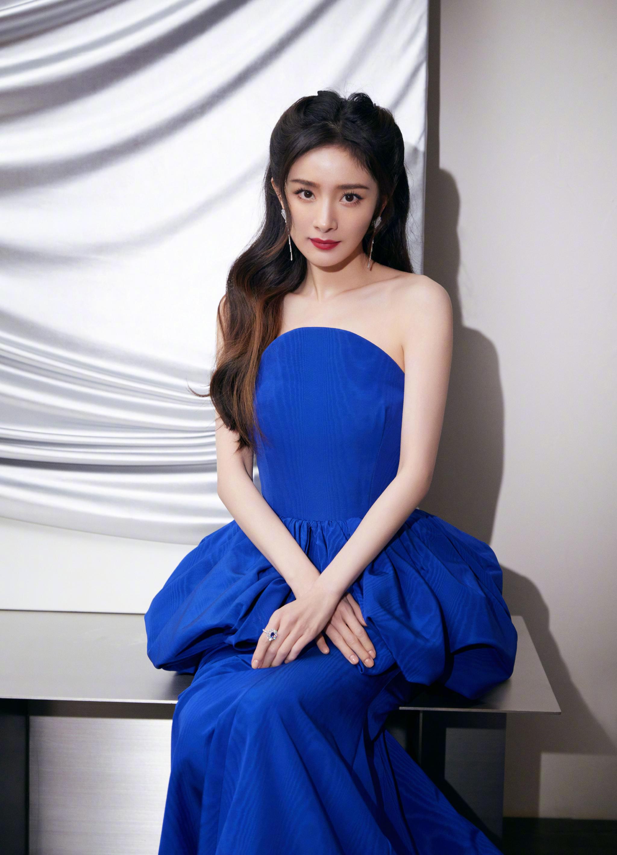 杨幂工作室最新微博辟谣,声明盖的章换了诶……