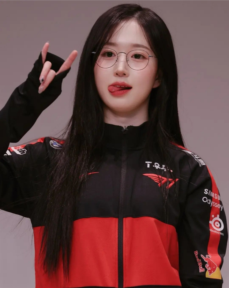 韩国女团nmixx队长吴海嫄cos faker照片:可爱捏__财经头条