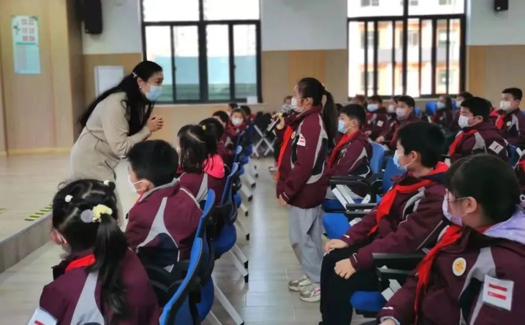北新泾第二小学三年二班的学生到场学习,其余师生在教室中观看同步