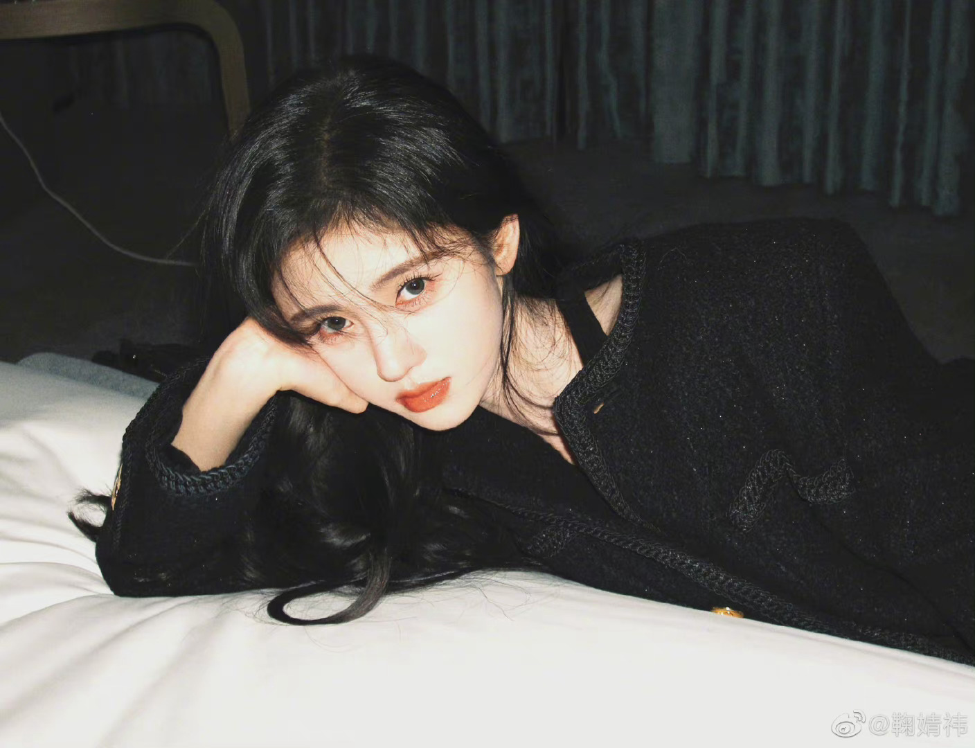 鞠婧祎微博更新六张胶片质感随拍 氛围感好绝!