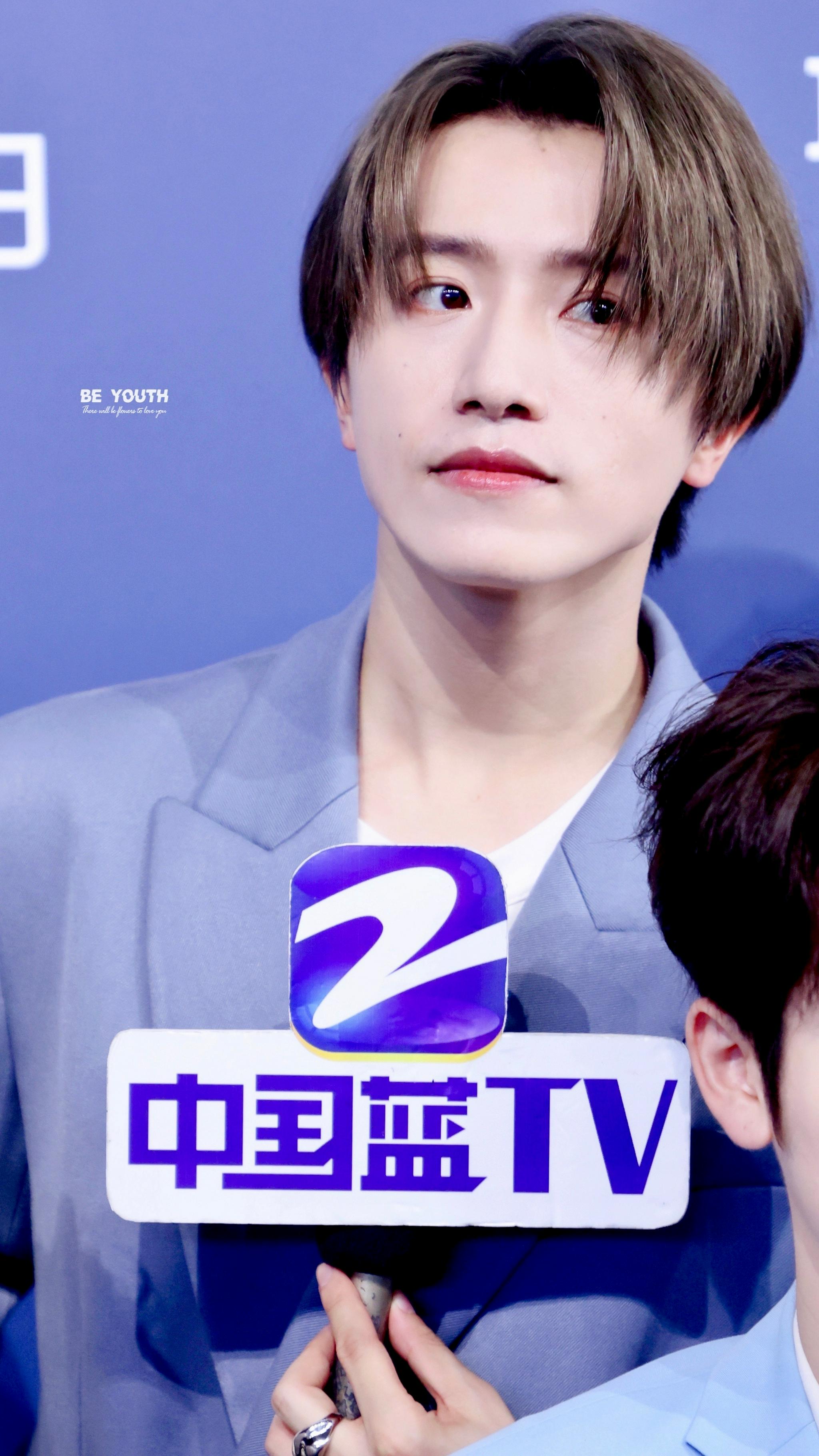 伯远今日品牌活动饭拍 蓝色西装格外帅气……_高清图集_新浪网