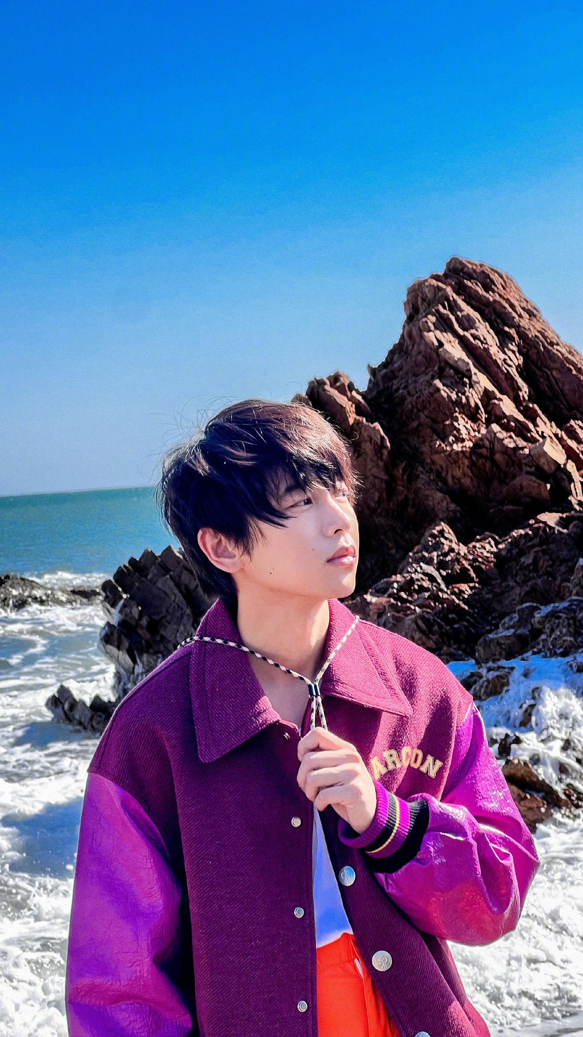 彭昱畅秋日海边大片沐浴阳光幸运而至踏浪前行