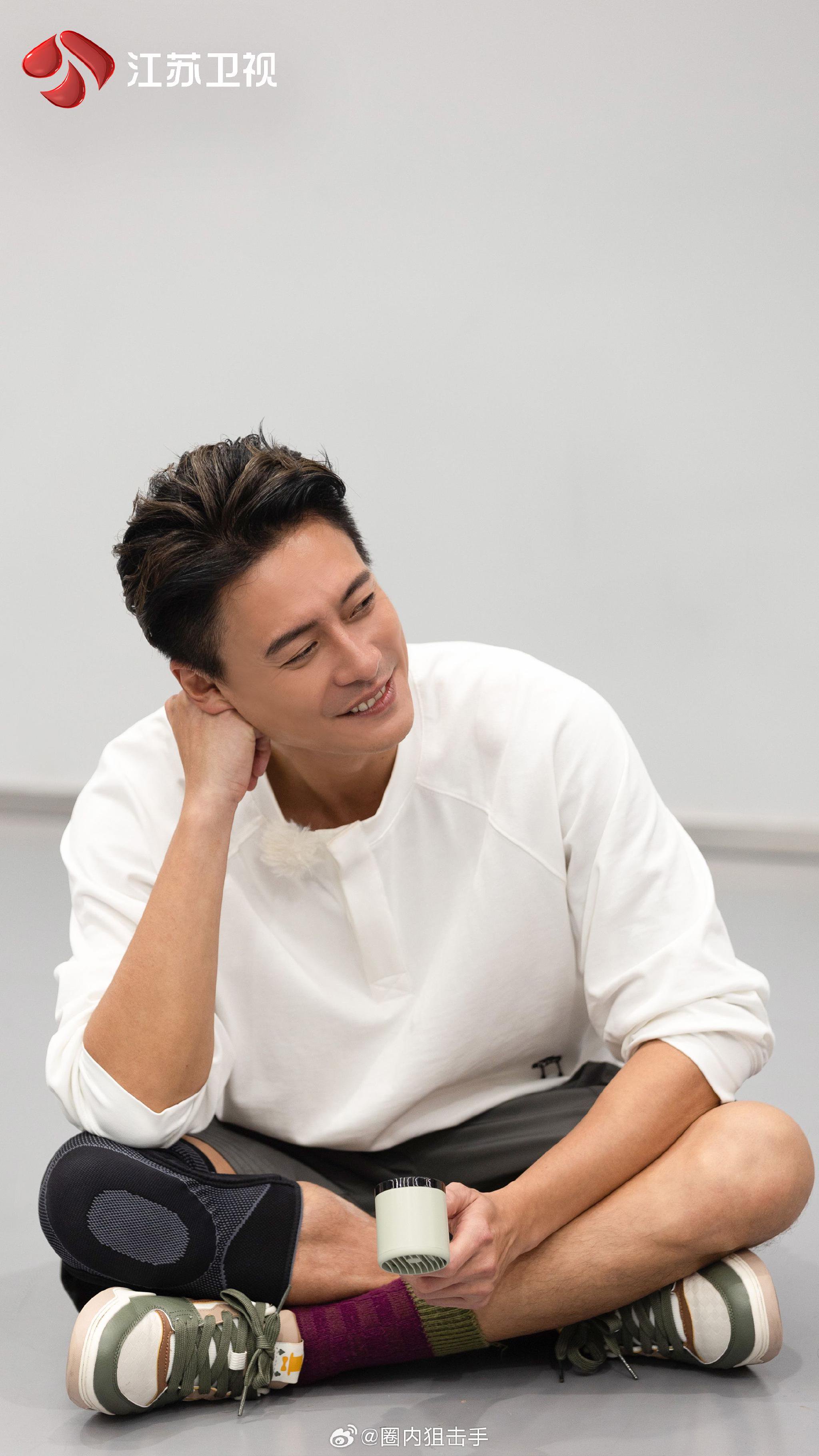 节目中黄宗泽跳起舞来真的就是痞帅痞帅的