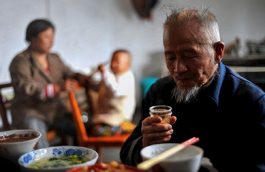 年纪大了还好喝两口？这3种酒倒贴钱也不能喝，早懂不吃亏！休闲区蓝鸢梦想 - Www.slyday.coM