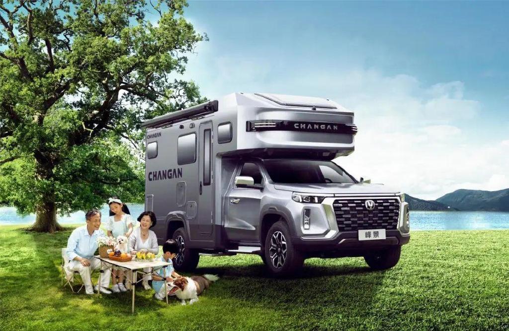 车头区域则独具匠心地设计了带遮光帘式全景房车天窗,为乘客带来舒适