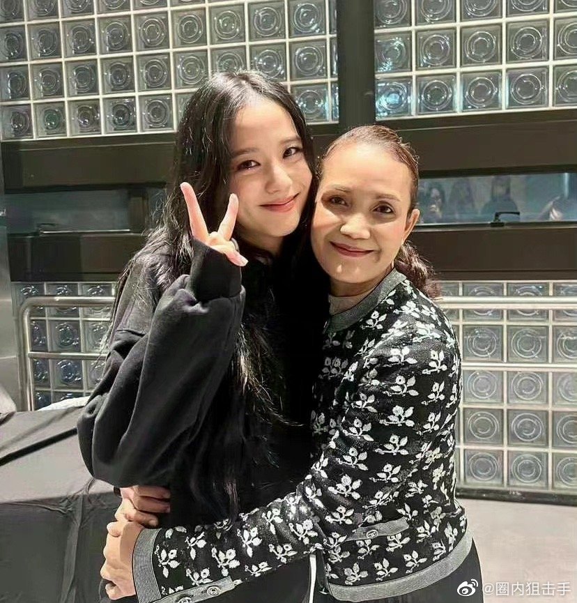 lisa妈妈去看了BLACKPINK的演唱会……__财经头条