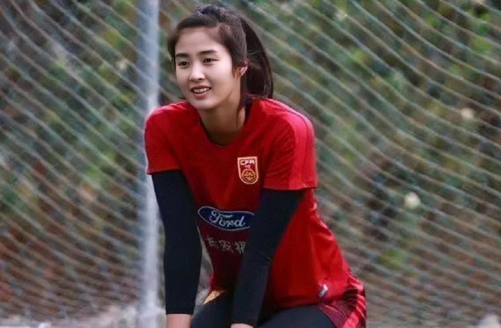 当初,赵丽娜曾经和韩国女足第一美女李玟娥在场发生过不愉快,那次也被