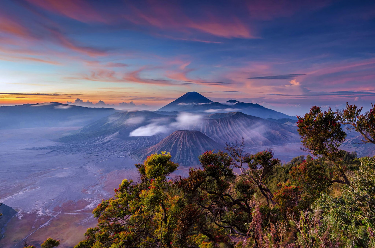 印度尼西亚的布罗莫火山,无论是清晨的日出还是夜晚的银河