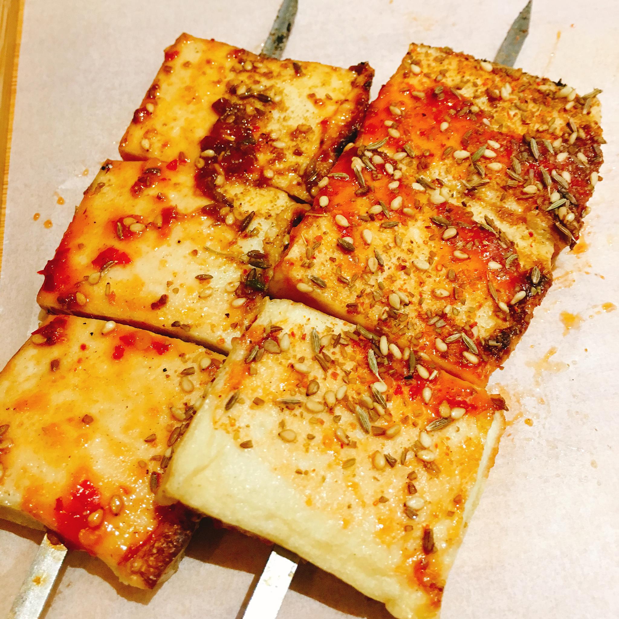 这么热的天,就得吃点小烧烤.你说是不是