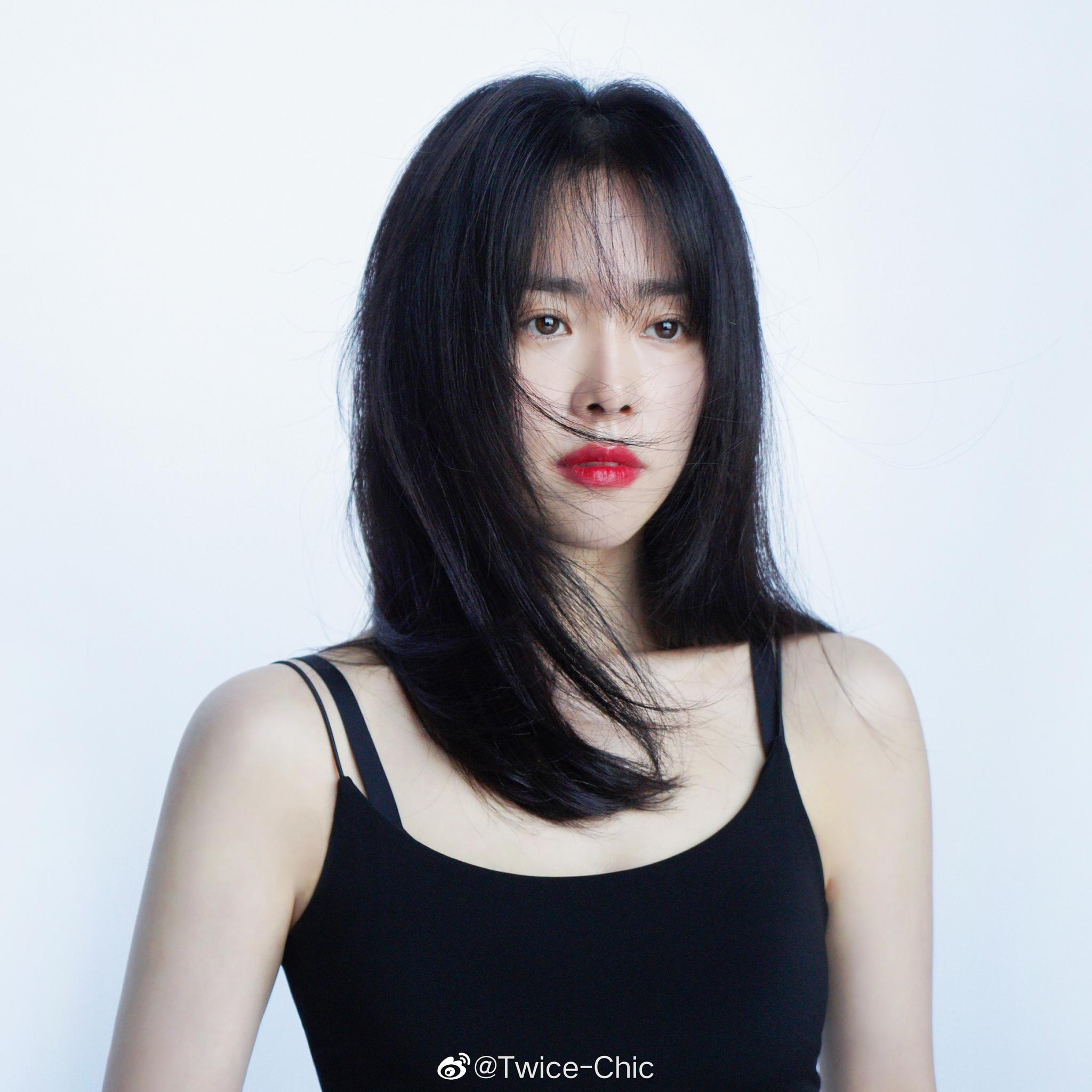 韩志旼38岁简历照花絮辑 | 黑色中长发配红唇,太适合秋冬了～_高清