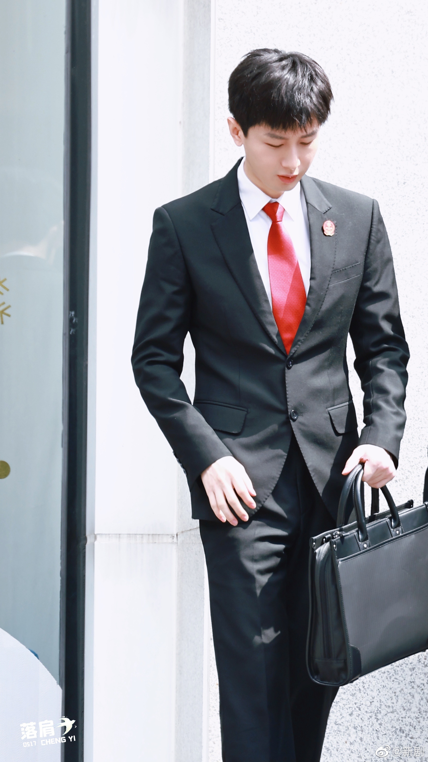 小周法官好白好帅!__财经头条