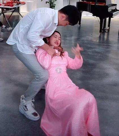 辛巴为了流量也是拼了！在直播间“家暴”老婆！休闲区蓝鸢梦想 - Www.slyday.coM