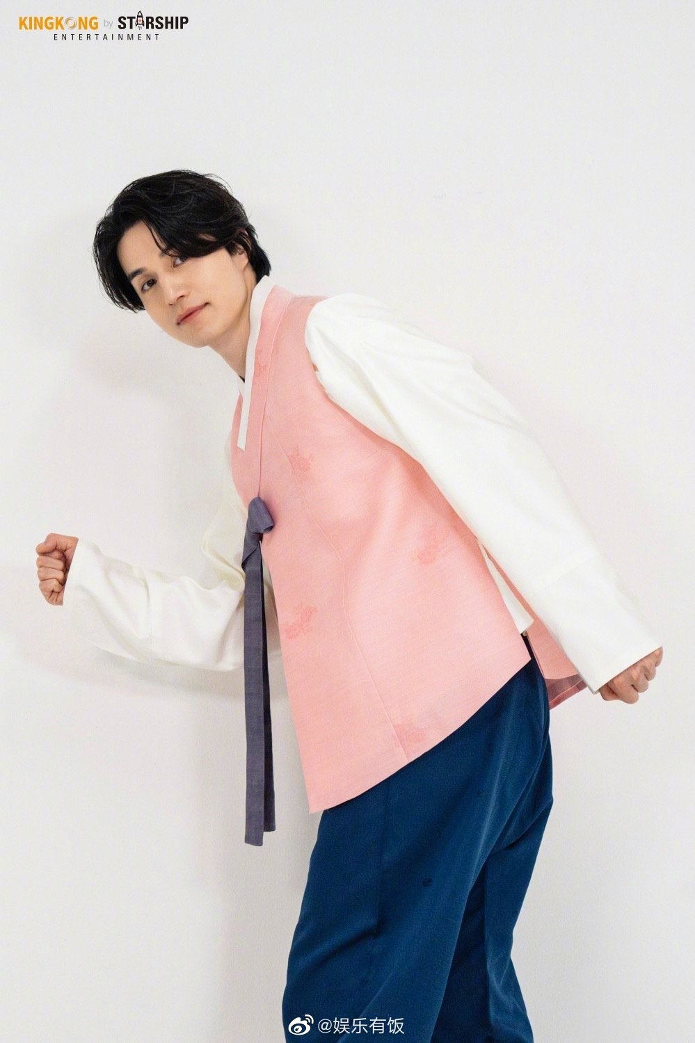 李栋旭23日穿上韩服进行直播说中秋节期间回到老家过节