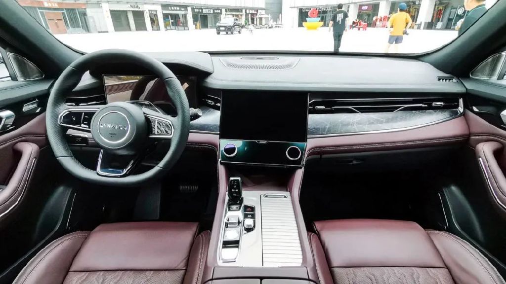 用着奔驰、沃尔沃技术，卖着国产价