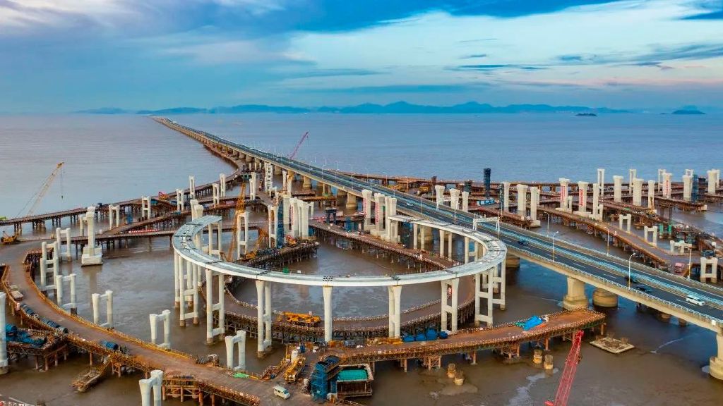 此外续建的六横公路大桥一期和杭甬高速复线宁波段二期上半年分别完成